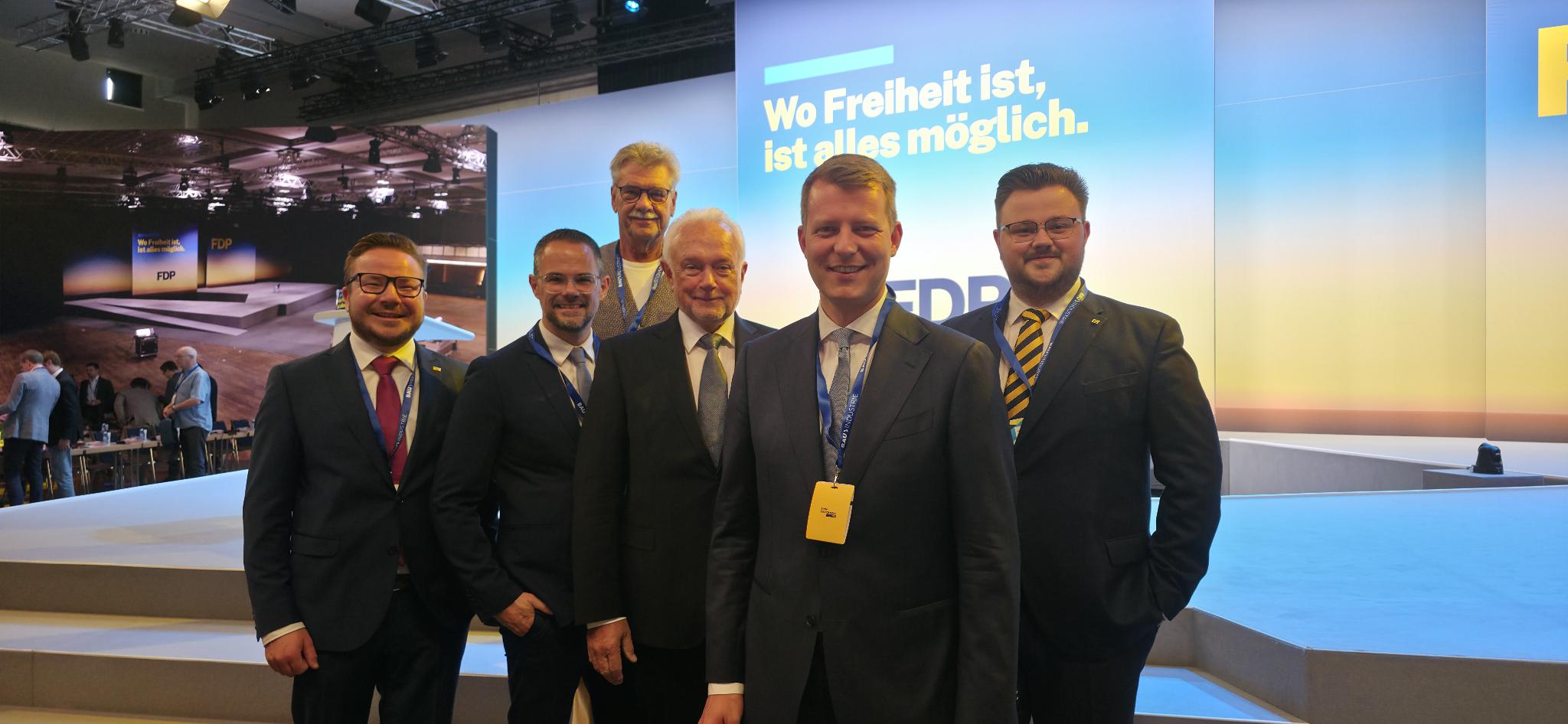 (v.l.n.r.: stellv. Ortsvorsitzender Yannick Riedesel, Kreisvorsitzender MK Kai Krause, Kreistagsfraktionsvorsitzender FDP MK Axel Hoffmann, Bundesvorsitzender Wolfgang Kubicki, FDP Landesvorsitzender NRW Henning Höne, Schatzmeister Justus Hein)
